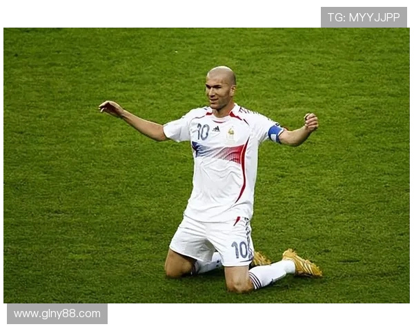 足球巨星挥别绿茵场的感人瞬间退役告别照片记录辉煌岁月与不舍情怀