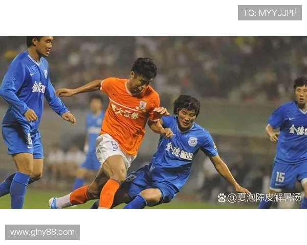 足球明星周正受伤事件引发球迷热议与媒体关注的背后故事